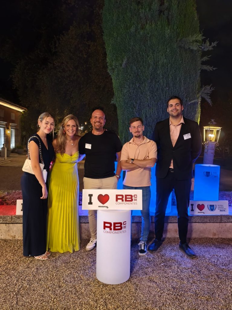 Equipo de RB Componentes junto a Macarena García
