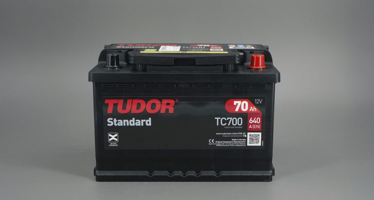 Batería Tudor para maquinaria industrial con tecnología de alto rendimiento y larga duración.