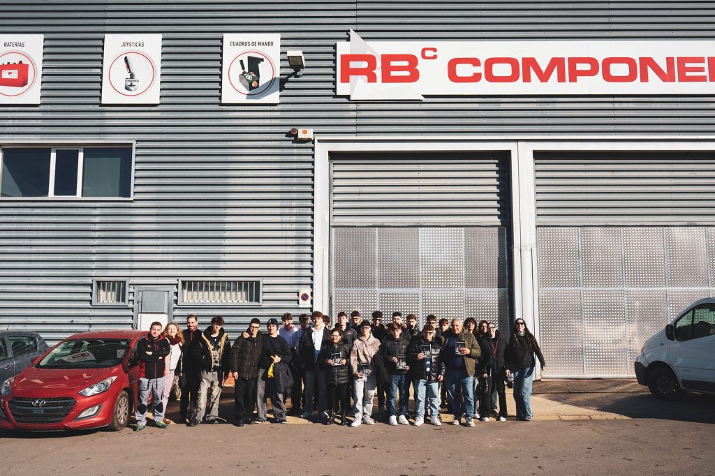 Foto de grupo de los estudiantes del IIS Enrico Medi durante su visita a RB Componentes.