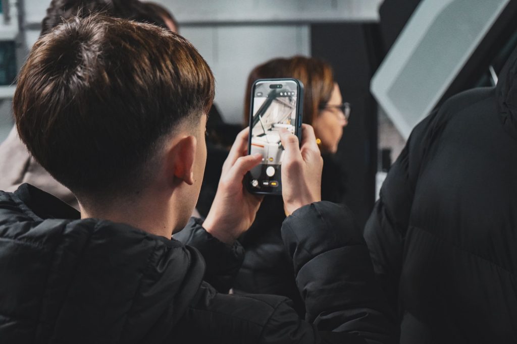 Estudiante fotografiando una máquina durante la visita a las instalaciones de RB Componentes
