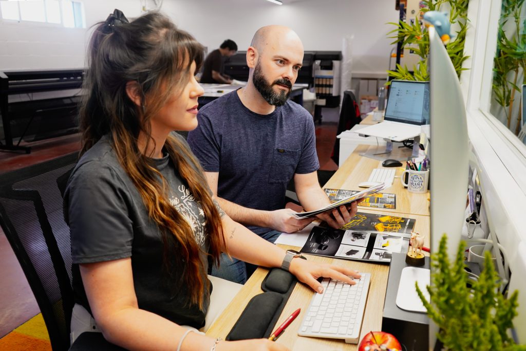 Equipo de diseño y marketing de RB Componentes trabajando en proyectos de comunicación y desarrollo de contenidos.