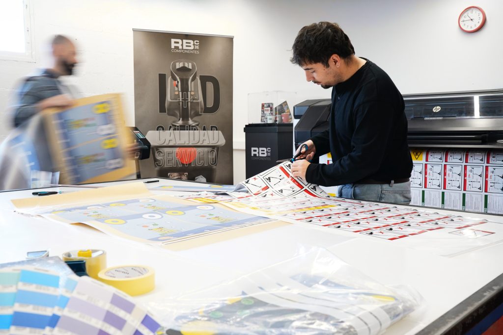 Técnico preparando material gráfico y etiquetas en las instalaciones de RB Componentes