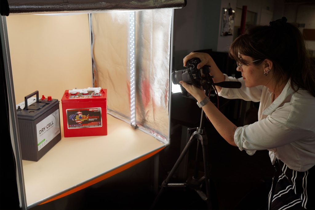 Sesión de fotografía de producto para baterías industriales realizada en las instalaciones de RB Componentes
